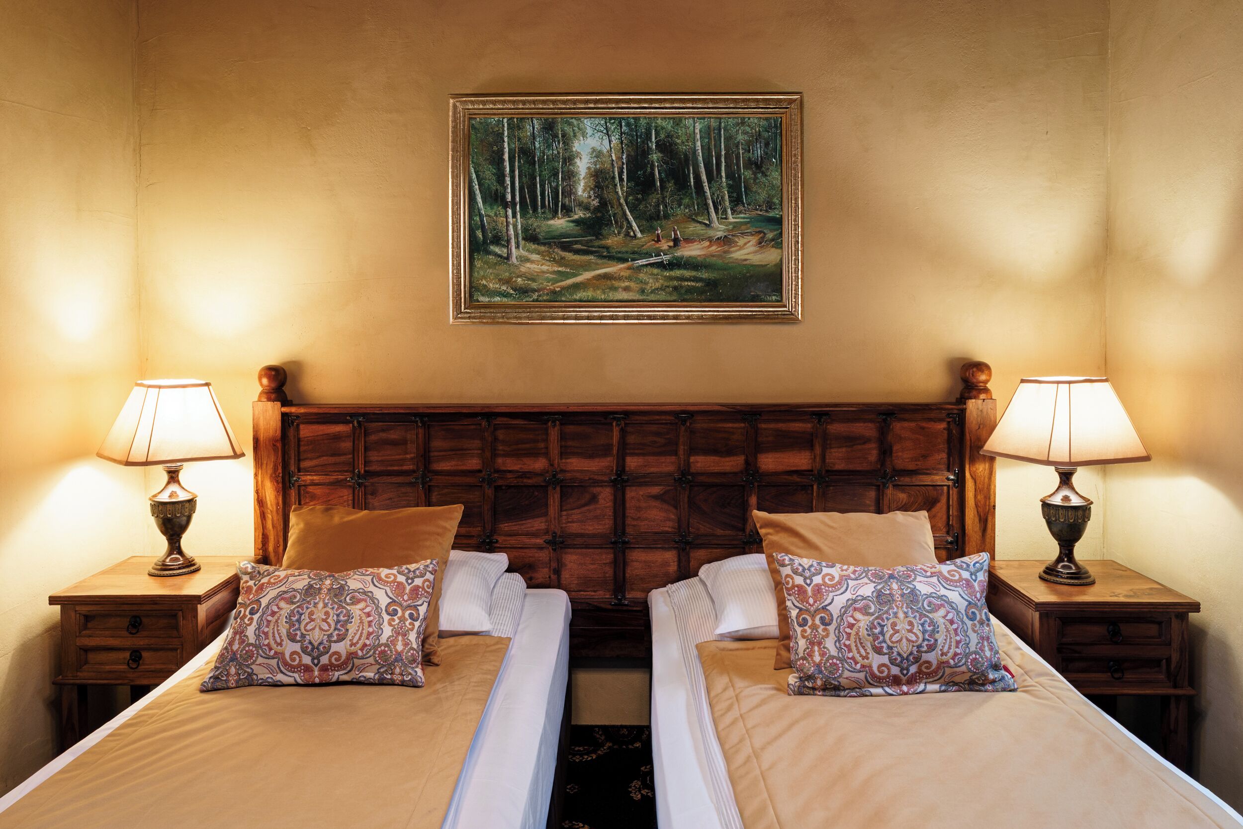 Quarto casal ou duplo clássico | Cofres nos quartos, escrivaninha, espaço de trabalho para notebook