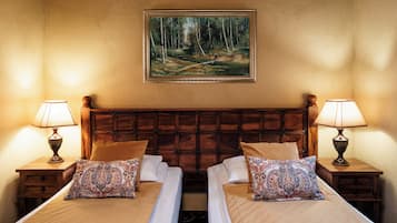 Quarto casal ou duplo clássico | Cofres nos quartos, escrivaninha, espaço de trabalho para notebook