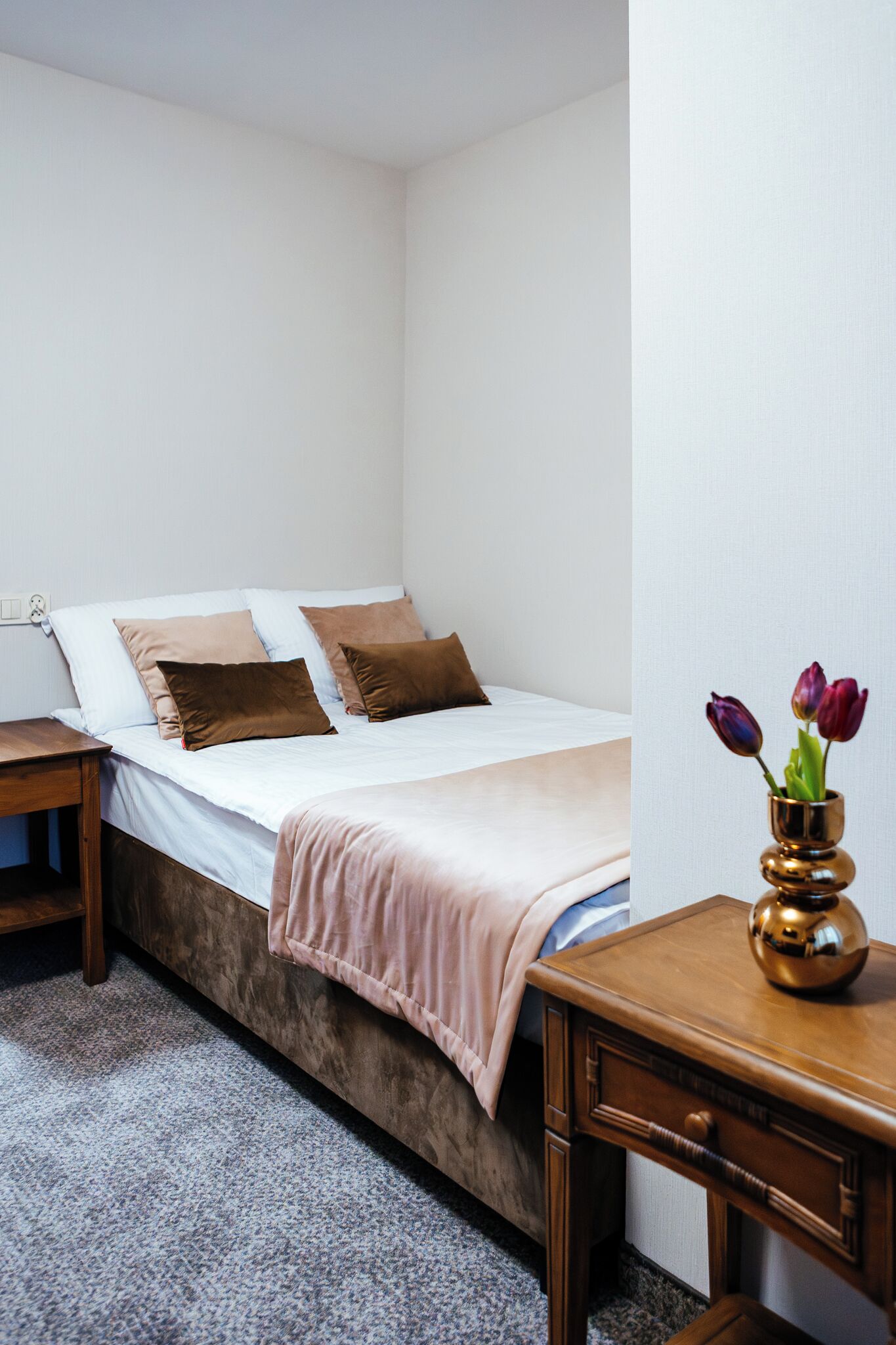 Superior eenpersoonskamer | Een kluis op de kamer, een bureau, een laptopwerkplek