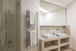 Haartrockner, Bidet, Handtücher, Seife
