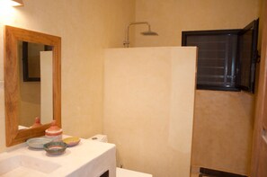 Secadora de cabello, toallas, jabón, papel de baño 