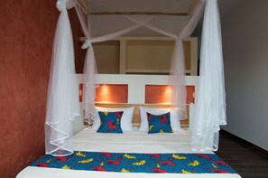 Tabla de planchar con plancha, wifi y ropa de cama 