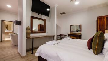 Suite | Desk, laptop workspace, free WiFi, bed sheets