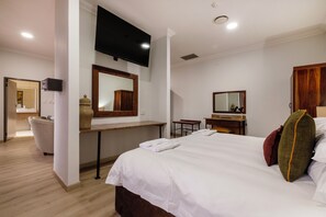 Escritorio, espacio para trabajar con laptop y wifi gratis 