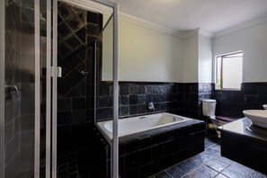 Phòng dành cho gia đình | Bàn, khu vực làm việc phù hợp cho laptop 