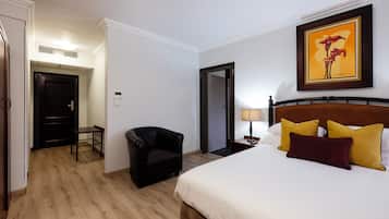 Family Room | Desk, laptop workspace, free WiFi, bed sheets