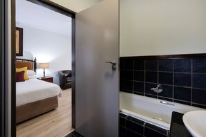 Chambre Deluxe | Salle de bain | Articles de toilette gratuits, serviettes fournies, savon, shampoing