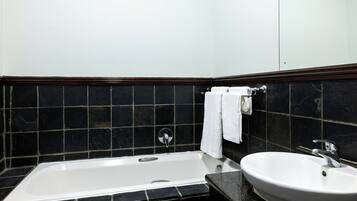 Exclusive Room | Bathroom | Free toiletries, towels, soap, shampoo