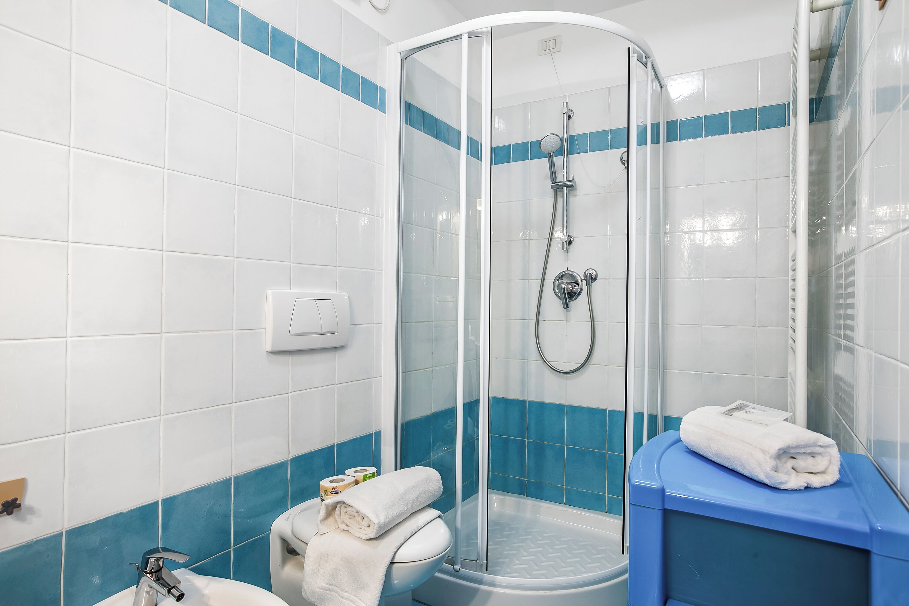 Appartamento Standard, 1 camera da letto, fronte mare (Firpo) | Bagno | Doccia, asciugacapelli, bidet, asciugamani
