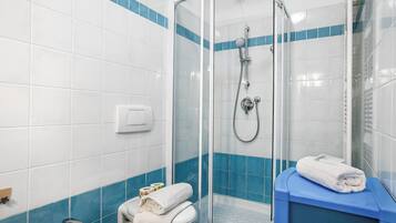 Appartamento Standard, 1 camera da letto, fronte mare (Firpo) | Bagno | Doccia, asciugacapelli, bidet, asciugamani
