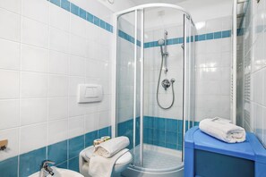 Standard-Apartment, Mehrere Schlafzimmer, Meerseite (Firpo) | Badezimmer | Dusche, Haartrockner, Bidet, Handtücher