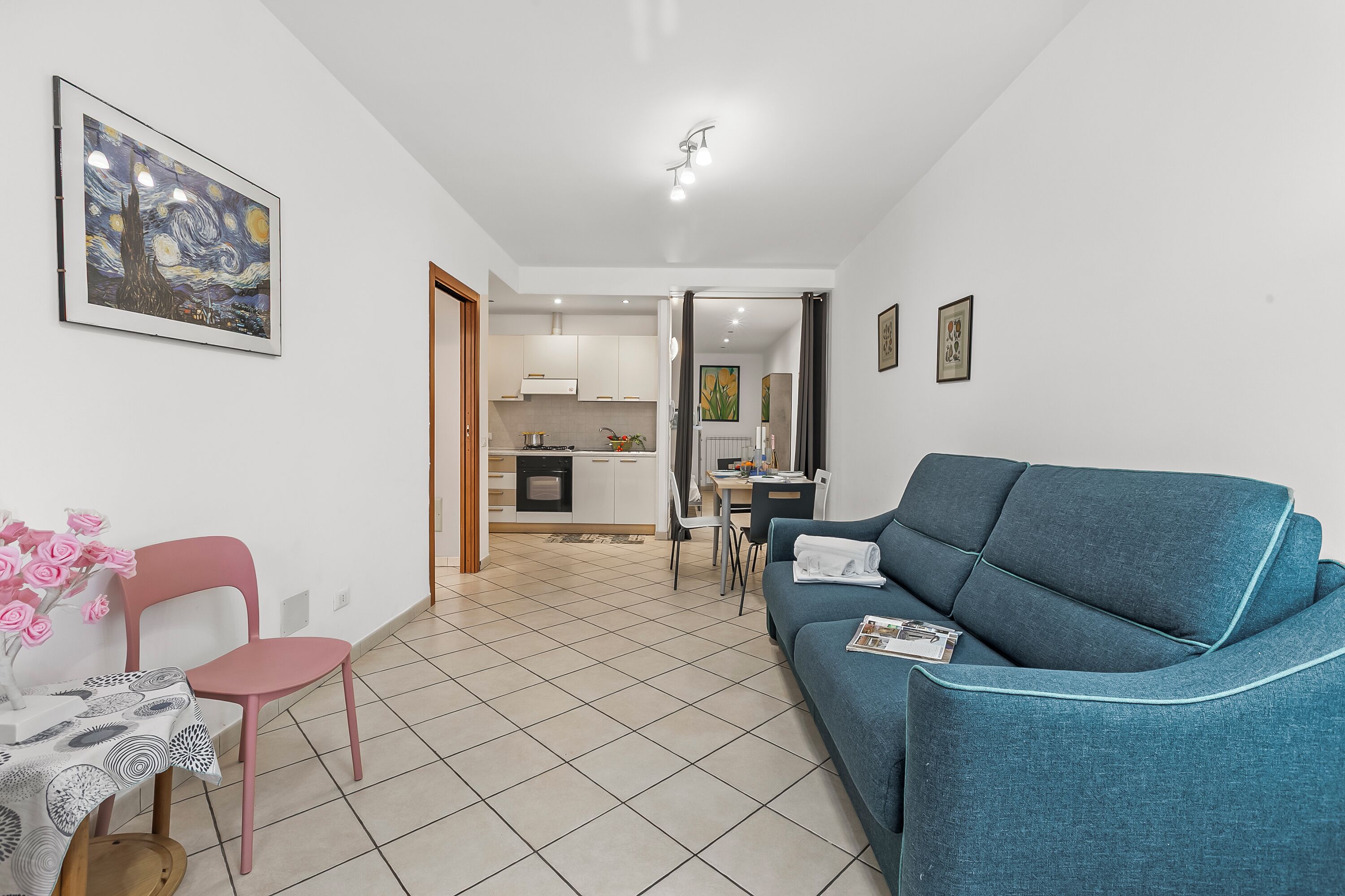 Appartamento Standard, camere multiple, fronte mare (Firpo) | Area soggiorno | TV a schermo piatto 21 pollici con canali via cavo