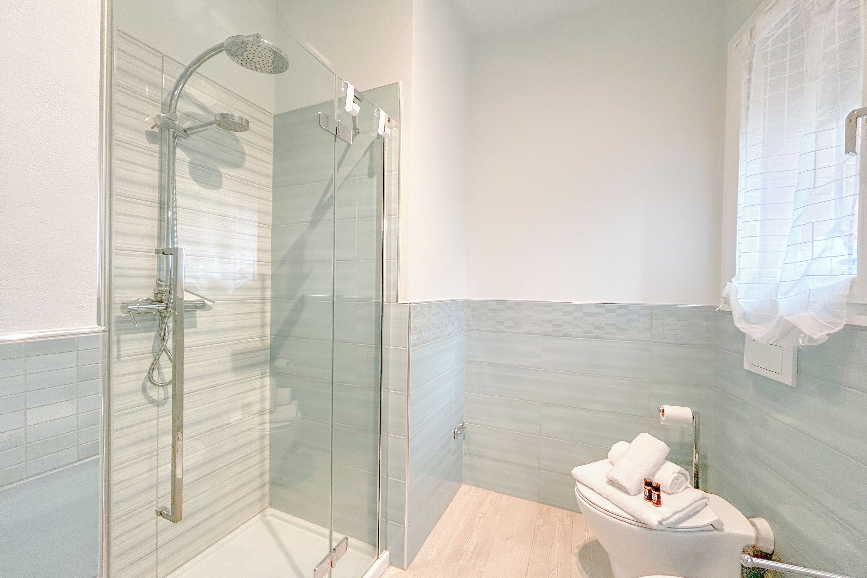 Appartamento Standard, camere multiple, fronte mare (Torre) | Bagno | Doccia, asciugacapelli, bidet, asciugamani