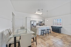 Dining - 25 or older! Enjoy the Ocean breeze at Blue Lagoon! Pool, Garage, Fenced yard (Port Aransas)