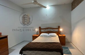 Tabla de planchar con plancha, Internet, ropa de cama