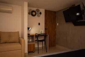 Desk, laptop workspace, free WiFi, bed sheets - Hotel Boutique Naiot (Medellín)
