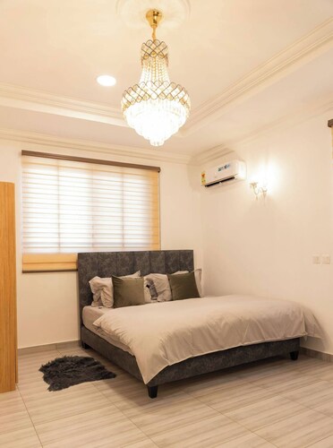 2- Bedroom Luxe Apartment in Botwe