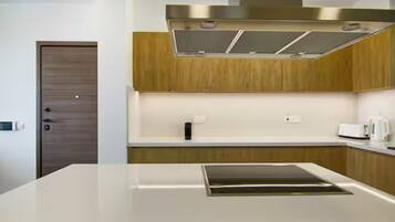 Una cocina moderna con una isla central, electrodomésticos de acero inoxidable y muebles de madera.