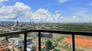Une vue urbaine avec des bâtiments, des routes et un ciel dégagé.