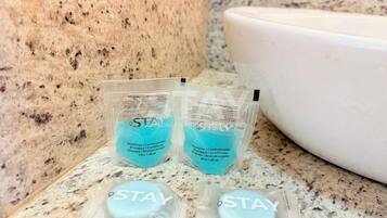 Comfort appartement, 1 queensize bed met slaapbank | Badkamer | Een douche, gratis toiletartikelen, zeep, shampoo