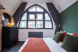 2 bedrooms, iron/ironing board, WiFi, bed sheets - Stay Awhile | Stylish Industrial 2BR Duplex, NQ (Manchester)