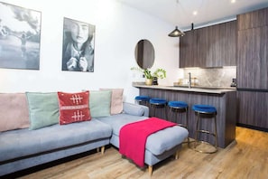 TV, offices - Stay Awhile | Industrial 1BR Flat Northern Quarter (Manchester)