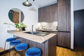 Fridge, microwave, oven, stovetop - Stay Awhile | Industrial 1BR Flat Northern Quarter (Manchester)