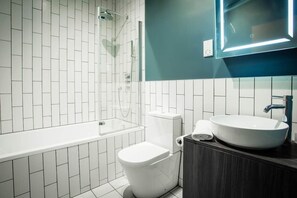 Shower, hair dryer, shampoo - Stay Awhile - Industrial 1BR Flat Northern Quarter (Manchester)