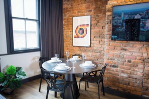 Dining - Stay Awhile - Luxury 2BR Duplex Northern Quarter (Manchester)