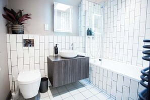 Douche, sèche-cheveux, serviettes fournies, shampoing