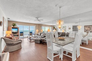 Dining - 🌞Beachfront🌴Pool/Hot Tub/Grills🏖️Direct Beach Access🐬Near Johns Pass (Madeira Beach)