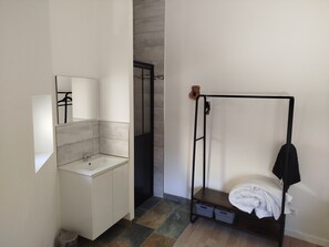 1 bedroom, WiFi, bed sheets - Detached house in the center of Suze la rousse (Suze-la-Rousse)