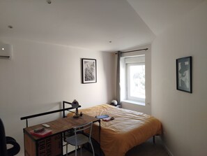 1 bedroom, WiFi, bed sheets - Detached house in the center of Suze la rousse (Suze-la-Rousse)