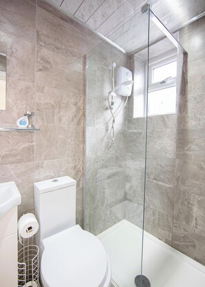 Shower, hair dryer, towels, soap - Cosy One Bedroom Flat - Fantastic Location (Leeds)