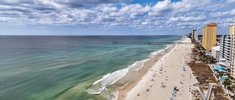 Rannalla, aurinkotuoleja, rantapyyhkeitä