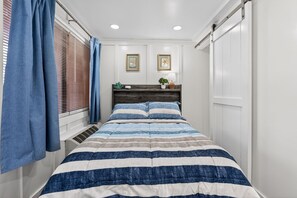 2 Schlafzimmer, Schreibtisch, Bügeleisen/Bügelbrett, Reisekinderbett