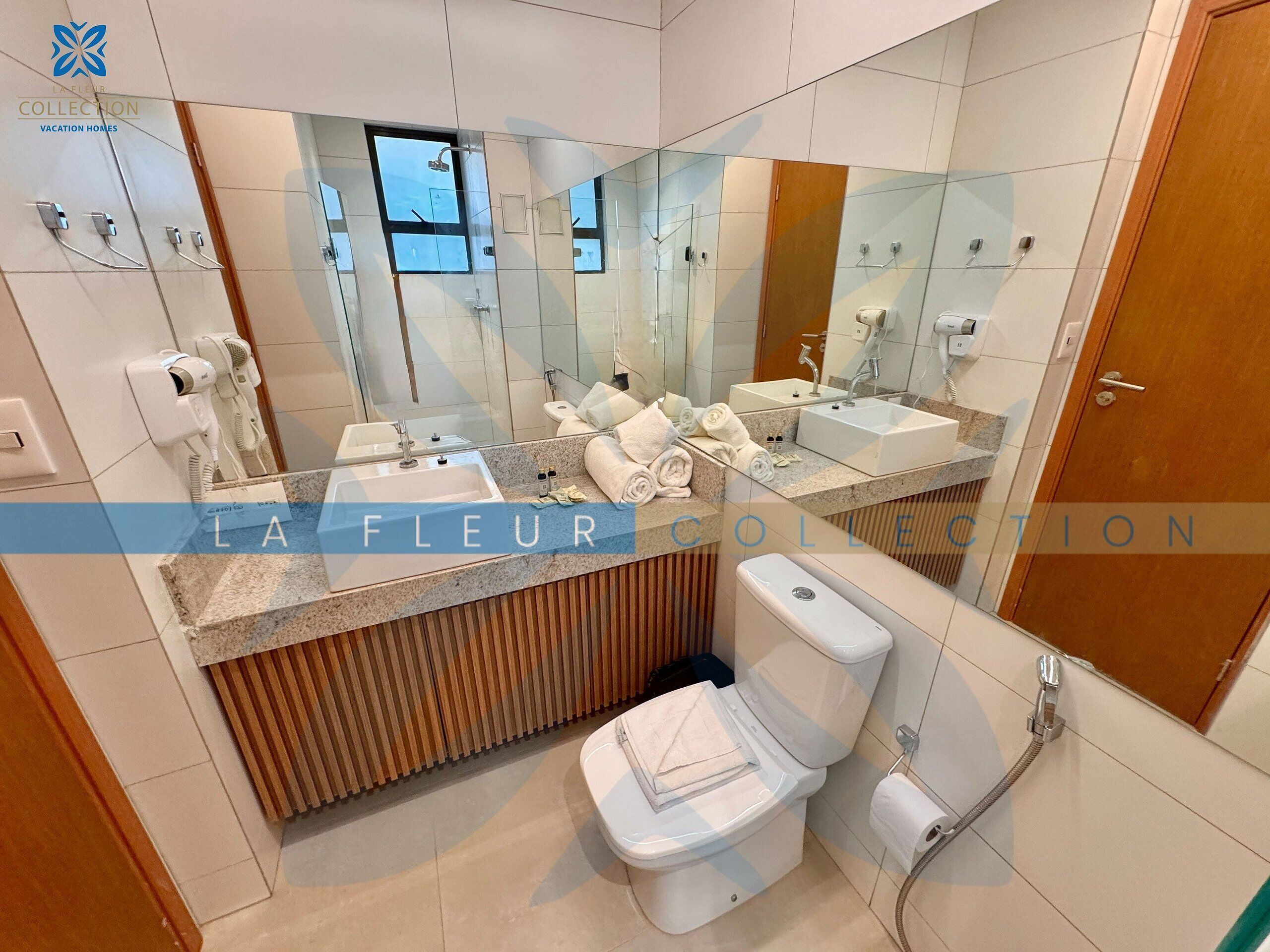 Appartamento Luxury | Bagno | Doccia, asciugacapelli, asciugamani, sapone