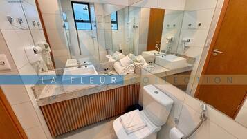 Appartamento Luxury | Bagno | Doccia, asciugacapelli, asciugamani, sapone