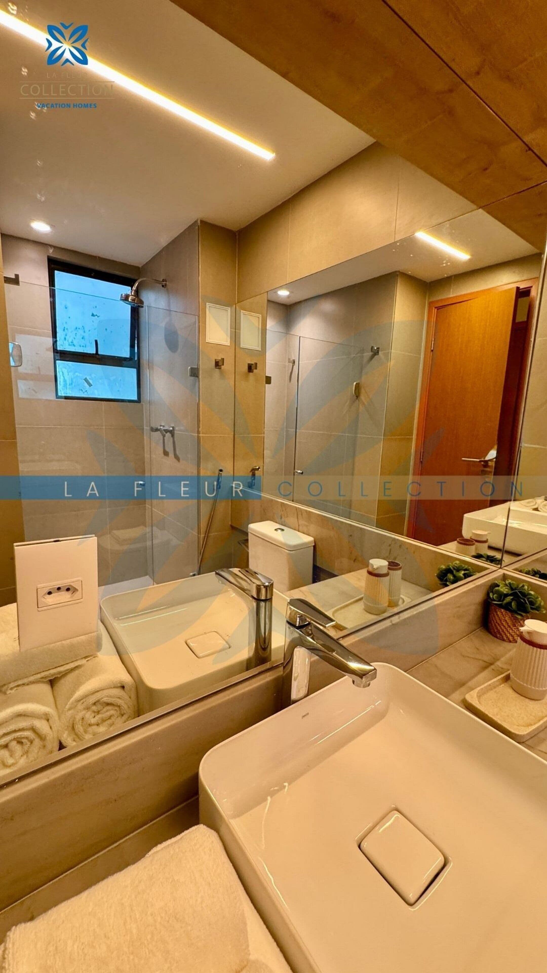Apartamento luxo | Banheiro | Chuveiro, secador de cabelo, toalhas de banho, sabonete