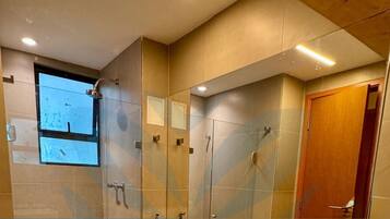 Apartamento luxo | Banheiro | Chuveiro, secador de cabelo, toalhas de banho, sabonete