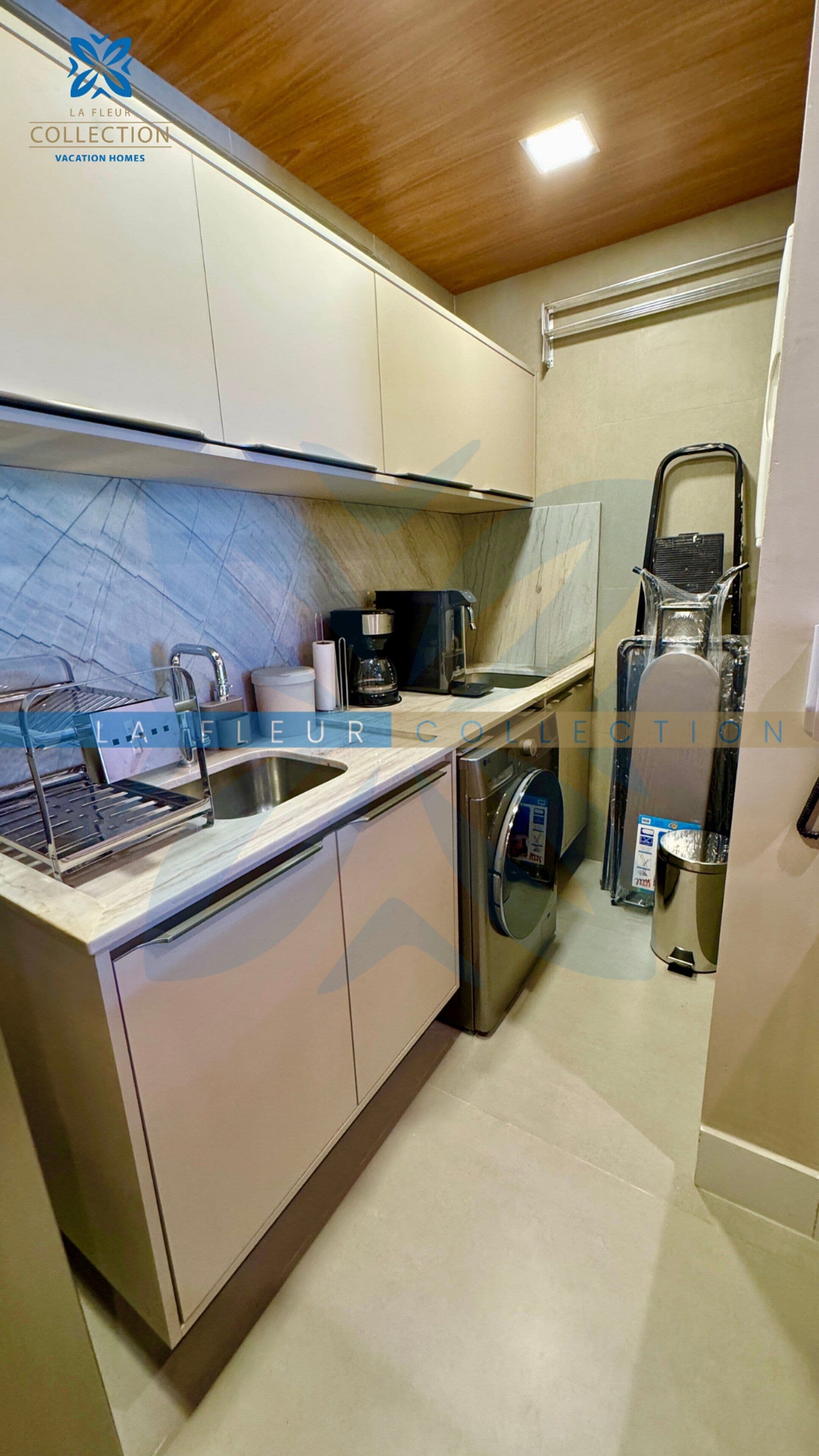 Deluxe Apartment | Private kitchen | Fridge, microwave, oven, stovetop