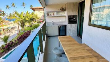 Departamento de lujo, vista al resort | Restaurante al aire libre