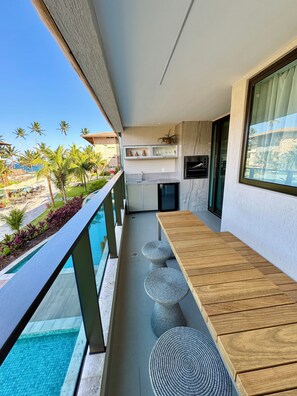 Departamento de lujo, vista al resort | Restaurante al aire libre