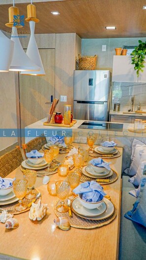 Mikrobølgeovn på fellesområdet og høy barnestol