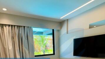 Apartamento luxo | Espaço de trabalho para notebook, cortinas blackout