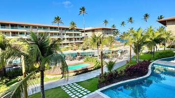 Departamento de lujo, vista al resort | Alberca | 9 albercas al aire libre