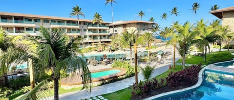 ลักซ์ชัวรี่อพาร์ทเมนท์, วิวรีสอร์ท | สระว่ายน้ำ | 9 สระว่ายน้ำกลางแจ้ง