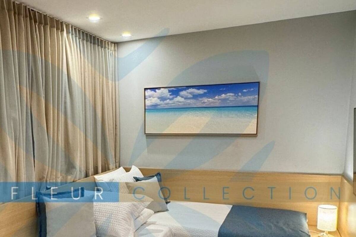 Deluxe apartman | Laptophoz jól használható munkafelület és sötétítőfüggöny