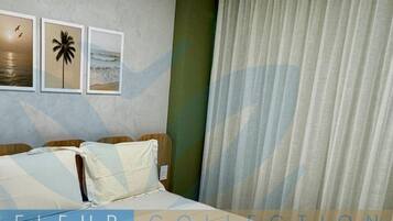 Apartamento superluxo | Espaço de trabalho para notebook, cortinas blackout