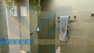 Appartamento Deluxe | Bagno | Doccia, asciugacapelli, asciugamani, sapone